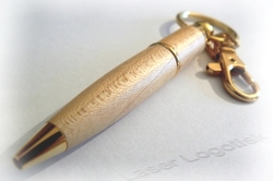 Kuličkové dřevěné pero-přívěsek