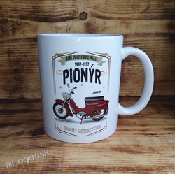 Hrnek motiv Jawa Pionýr-styl vintage - ukázka z výroby