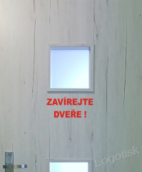 Samolepka nápis ZAVÍREJTE DVEŘE !